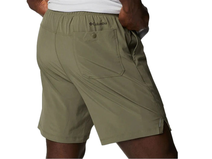 Hombre vistiendo pantalones cortos Columbia en color verde stone green.