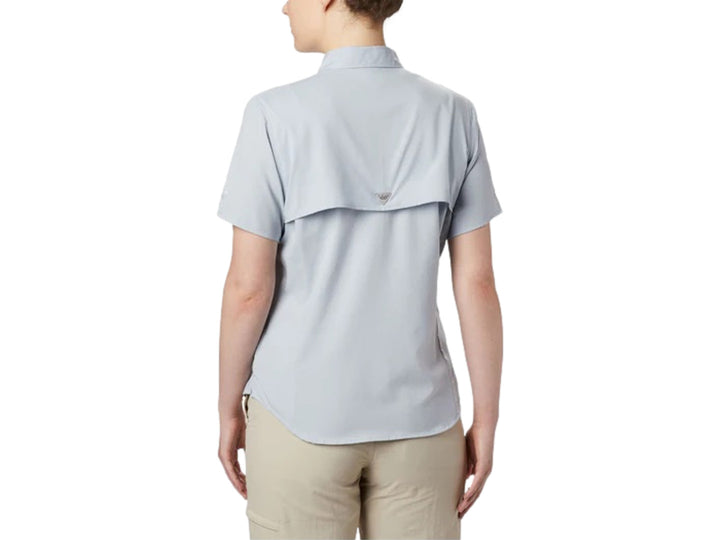 Camisa Columbia PFG Tamiami II de manga corta en color gris claro para mujer.
