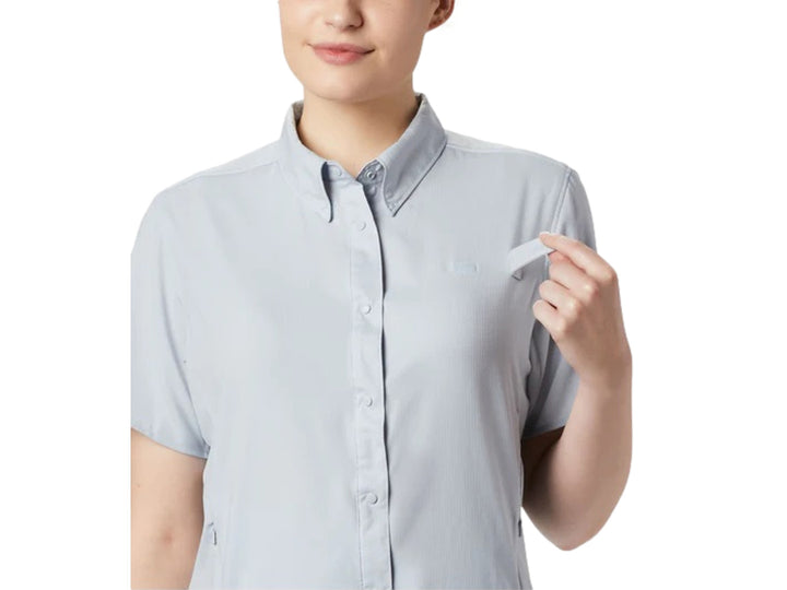 Camisa Columbia PFG Tamiami II de manga corta en color gris claro para mujer.