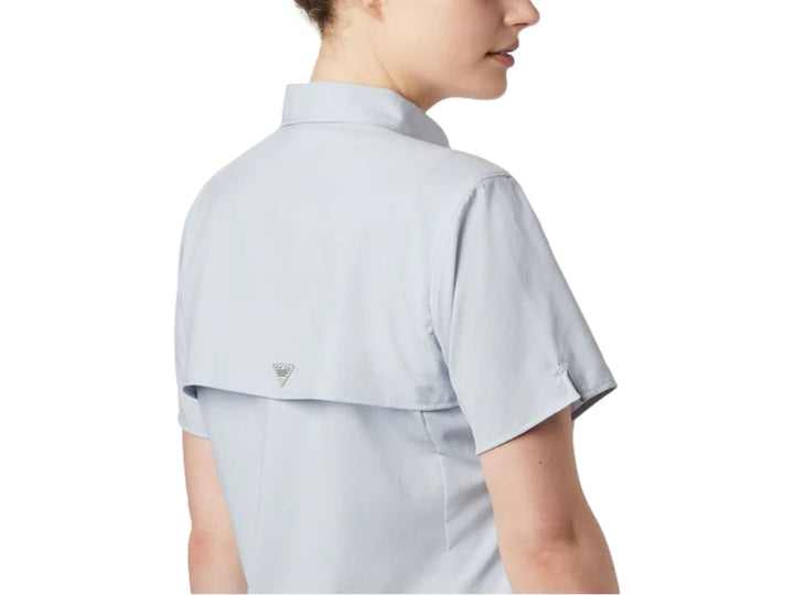 Camisa Columbia PFG Tamiami II de manga corta en color gris claro para mujer.