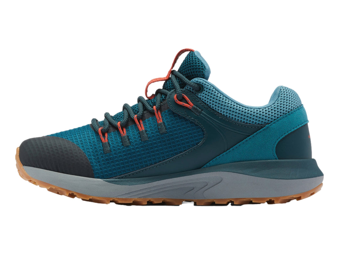 Zapato deportivo Columbia Trailstorm color azul y gris con suela marrón para senderismo.