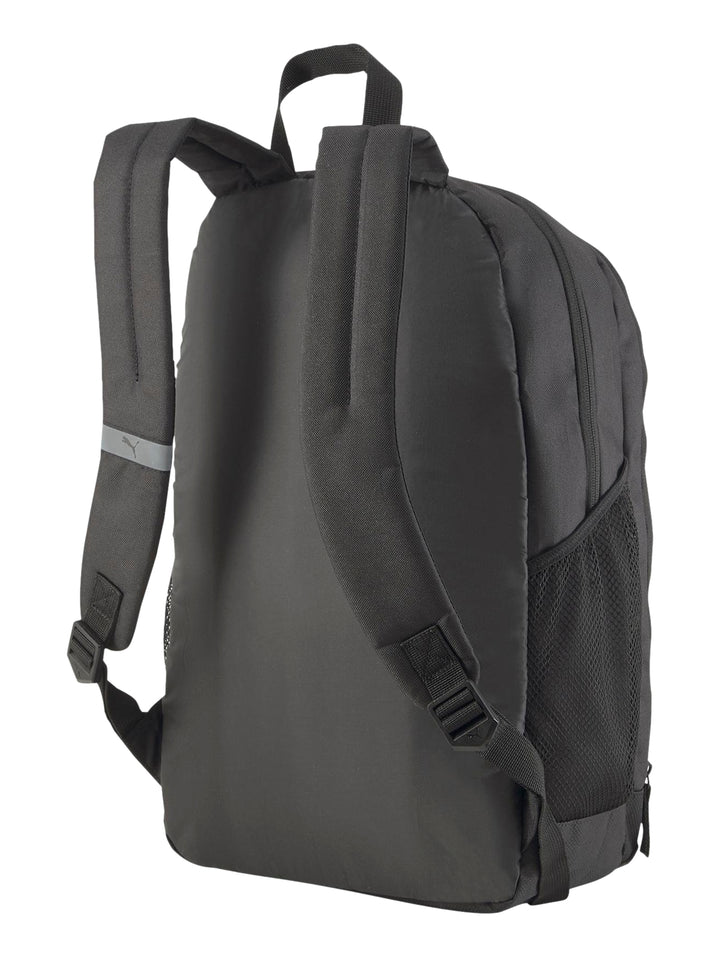 Mochila Puma Buzz de color negro con logo frontal en relieve y bolsillo lateral de malla.
