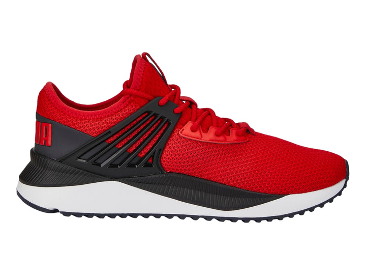 Tenis deportivos PUMA Pacer Future color rojo con detalles negros y suela blanca.