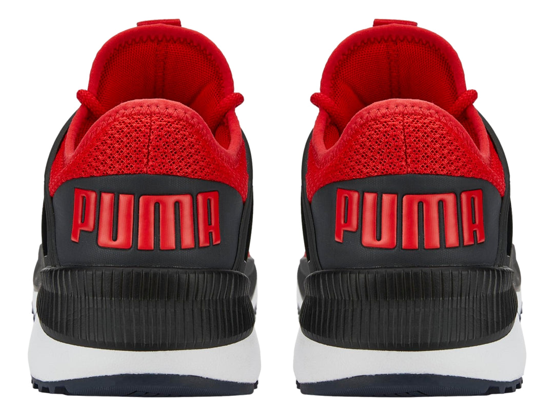 Tenis deportivos PUMA Pacer Future color rojo con detalles negros y suela blanca.