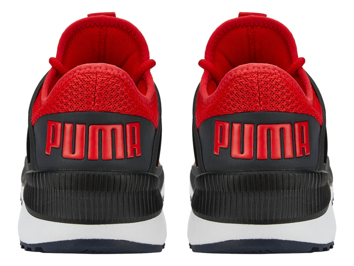 Tenis deportivos PUMA Pacer Future color rojo con detalles negros y suela blanca.