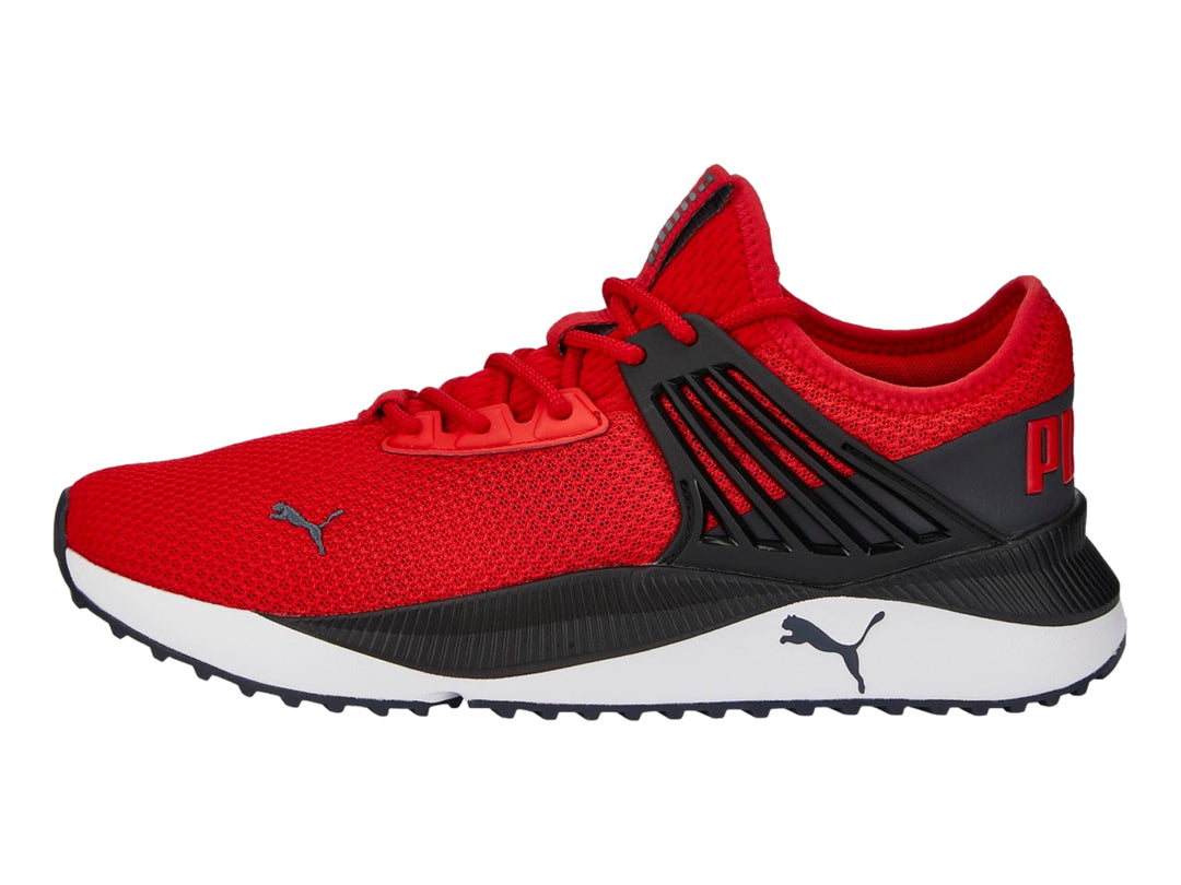 Tenis deportivos PUMA Pacer Future color rojo con detalles negros y suela blanca.