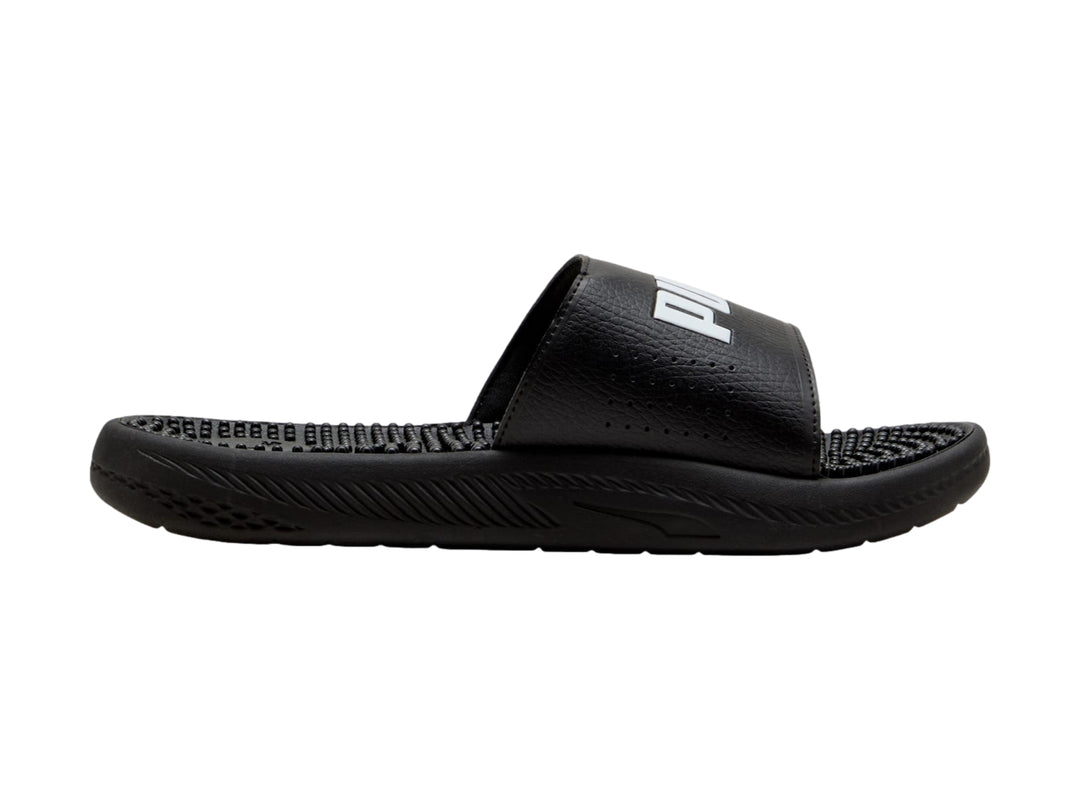 Sandalia deslizable PUMA de color negro con logotipo blanco y suela texturizada para masaje.