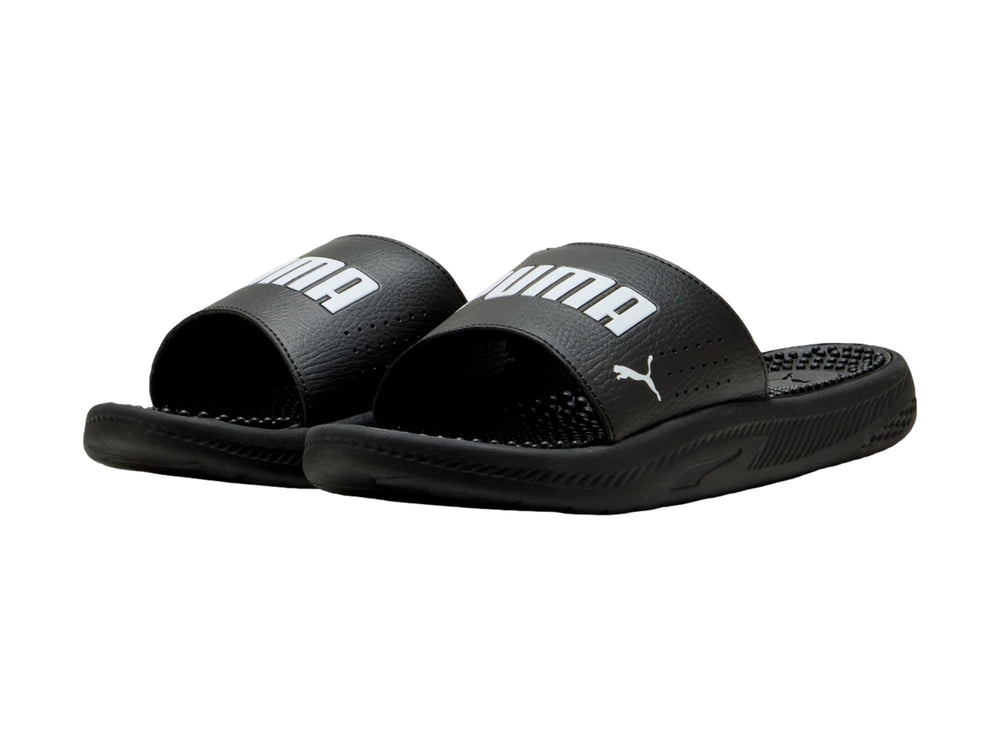 Sandalia deslizable PUMA de color negro con logotipo blanco y suela texturizada para masaje.