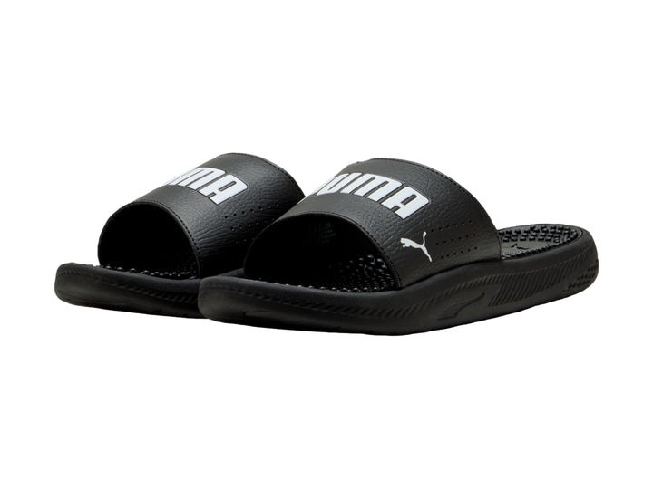 Sandalia deslizable PUMA de color negro con logotipo blanco y suela texturizada para masaje.