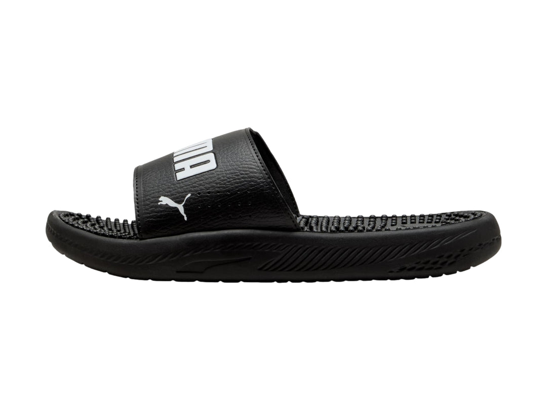 Sandalia deslizable PUMA de color negro con logotipo blanco y suela texturizada para masaje.