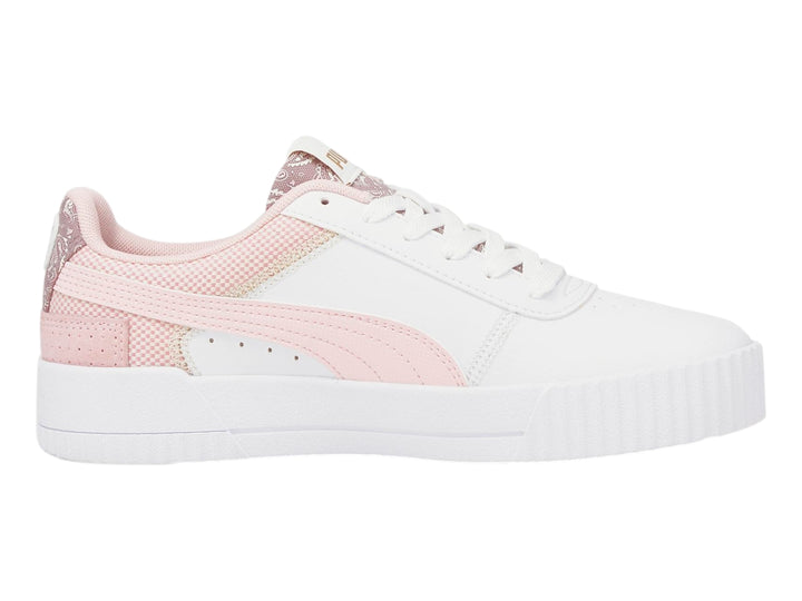 Tenis PUMA Carina Patchwork color blanco y rosa con detalles dorados y suela blanca.