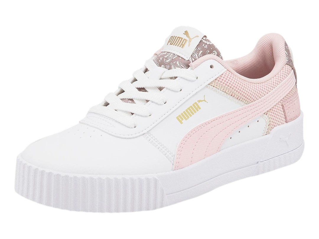 Tenis PUMA Carina Patchwork color blanco y rosa con detalles dorados y suela blanca.