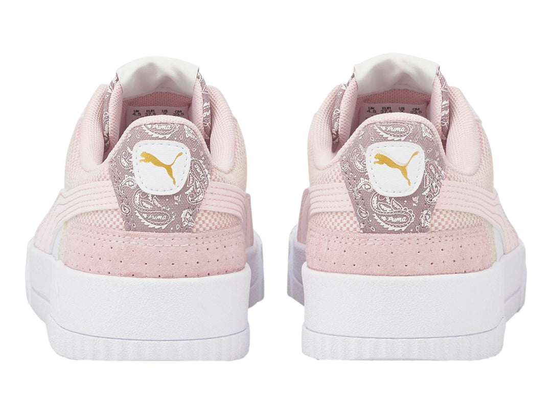 Tenis PUMA Carina Patchwork color blanco y rosa con detalles dorados y suela blanca.