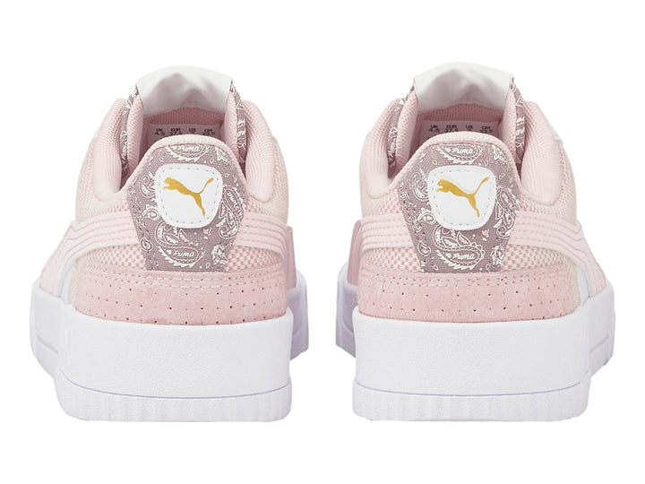 Tenis PUMA Carina Patchwork color blanco y rosa con detalles dorados y suela blanca.