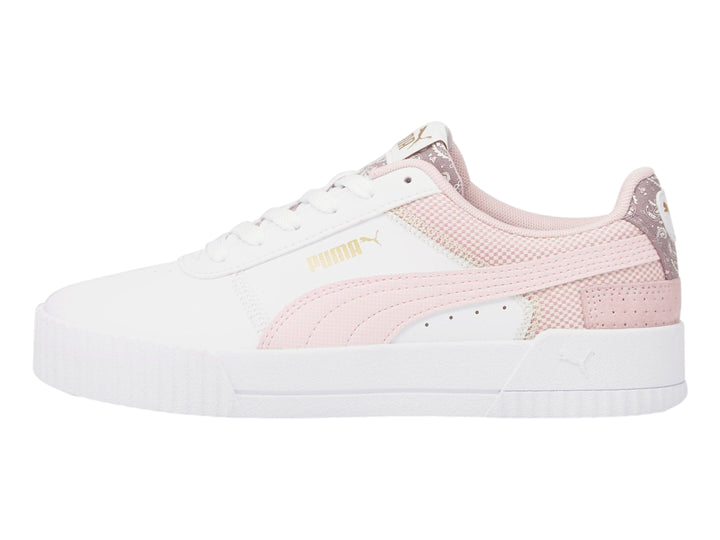 Tenis PUMA Carina Patchwork color blanco y rosa con detalles dorados y suela blanca.