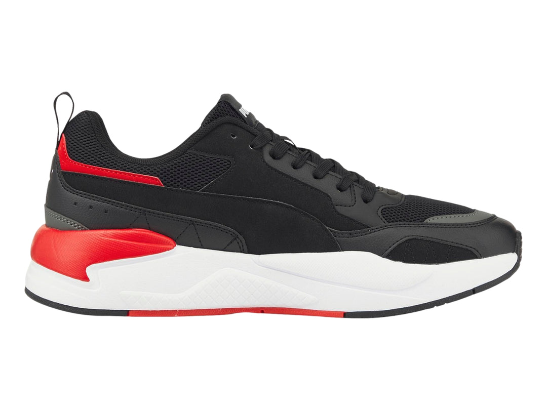 Tenis PUMA X-RAY 2 SQUARE color negro con detalles en blanco y rojo y suela gruesa.