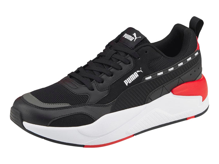 Tenis PUMA X-RAY 2 SQUARE color negro con detalles en blanco y rojo y suela gruesa.