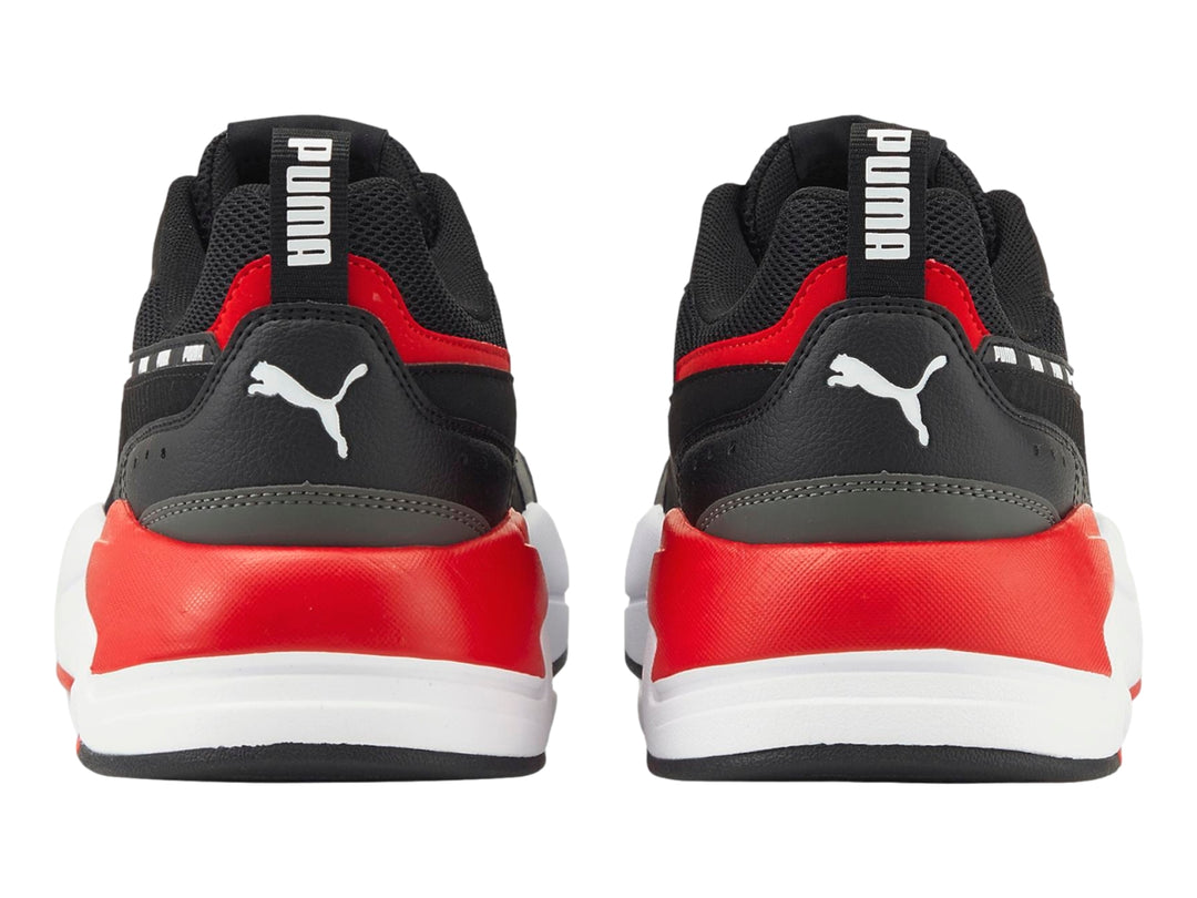Tenis PUMA X-RAY 2 SQUARE color negro con detalles en blanco y rojo y suela gruesa.