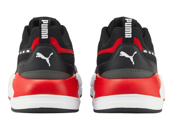 Tenis PUMA X-RAY 2 SQUARE color negro con detalles en blanco y rojo y suela gruesa.