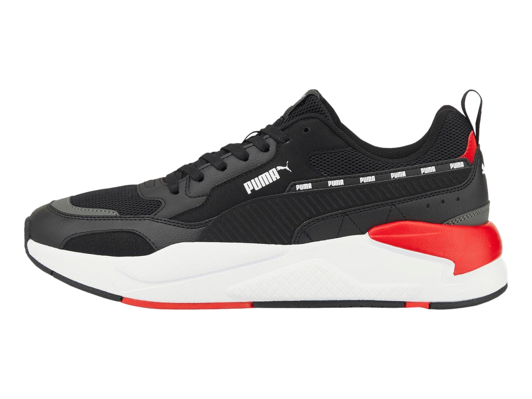 Tenis PUMA X-RAY 2 SQUARE color negro con detalles en blanco y rojo y suela gruesa.