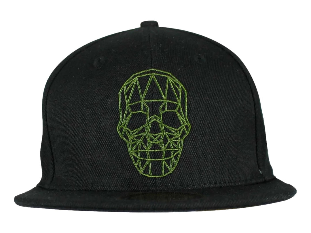 Gorra snapback color negro con bordado frontal de una calavera geométrica en color olivo.