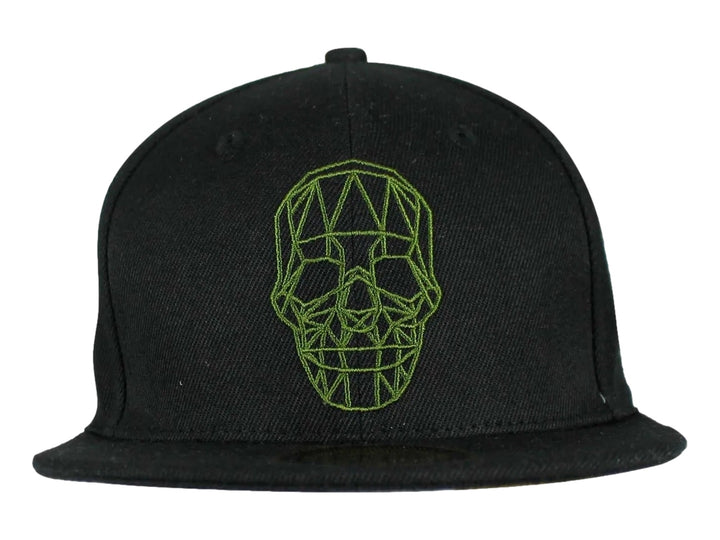 Gorra snapback color negro con bordado frontal de una calavera geométrica en color olivo.