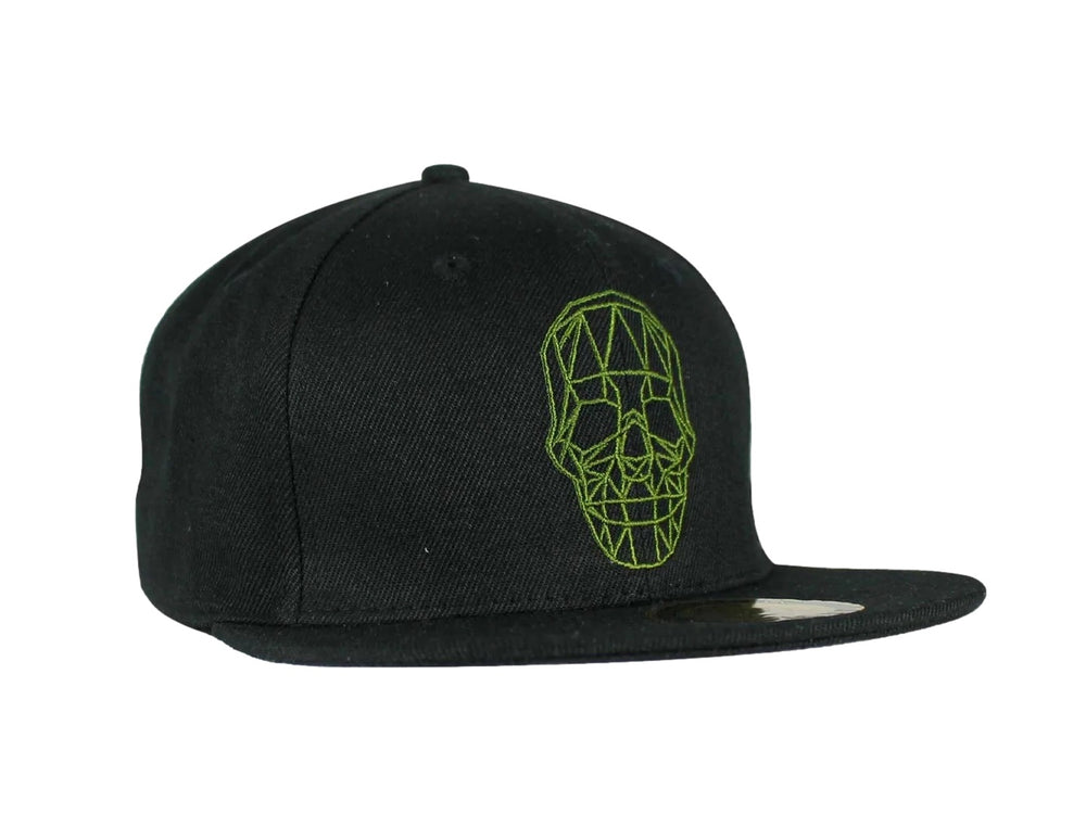 Gorra snapback color negro con bordado frontal de una calavera geométrica en color olivo.
