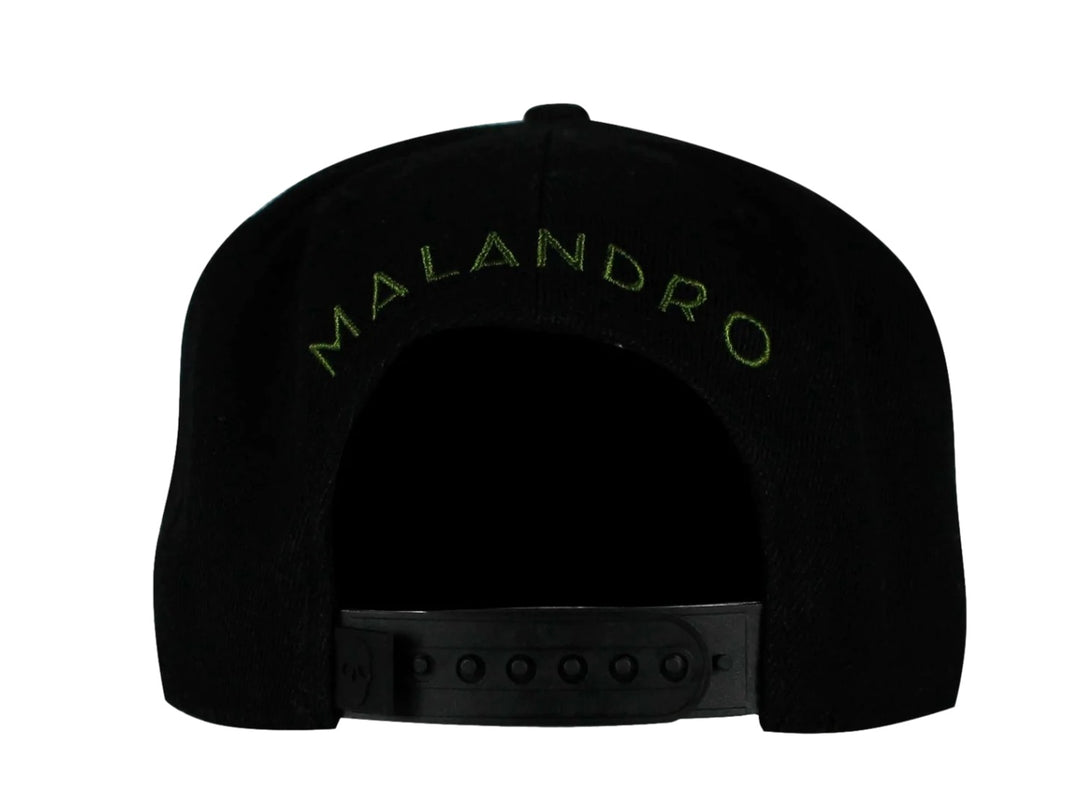 Gorra snapback color negro con bordado frontal de una calavera geométrica en color olivo.