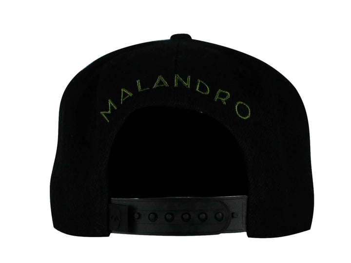 Gorra snapback color negro con bordado frontal de una calavera geométrica en color olivo.