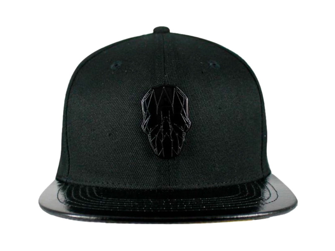 Gorra snapback negra con visera brillante y logo frontal en relieve.