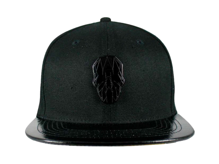 Gorra snapback negra con visera brillante y logo frontal en relieve.