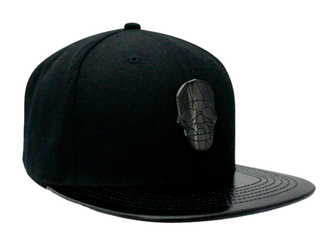 Gorra snapback negra con visera brillante y logo frontal en relieve.