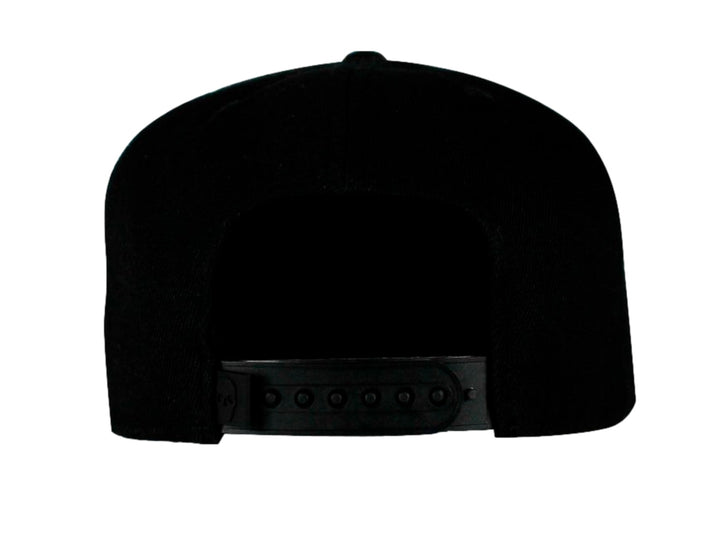 Gorra snapback negra con visera brillante y logo frontal en relieve.