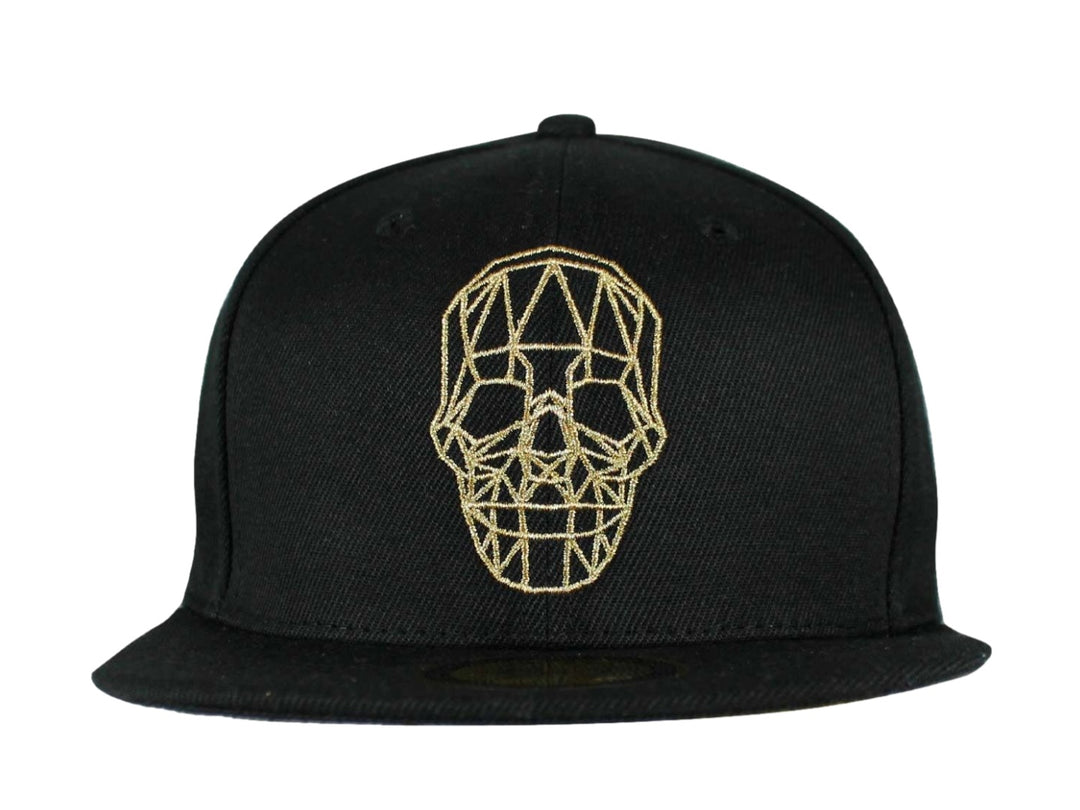 Gorra snapback color negro con bordado frontal de una calavera geométrica en color dorado y visera plana.