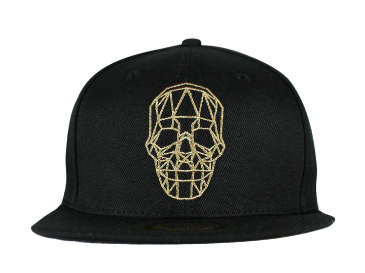 Gorra snapback color negro con bordado frontal de una calavera geométrica en color dorado y visera plana.
