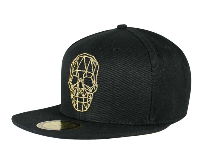 Gorra snapback color negro con bordado frontal de una calavera geométrica en color dorado y visera plana.