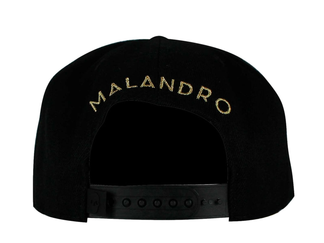 Gorra snapback color negro con bordado frontal de una calavera geométrica en color dorado y visera plana.