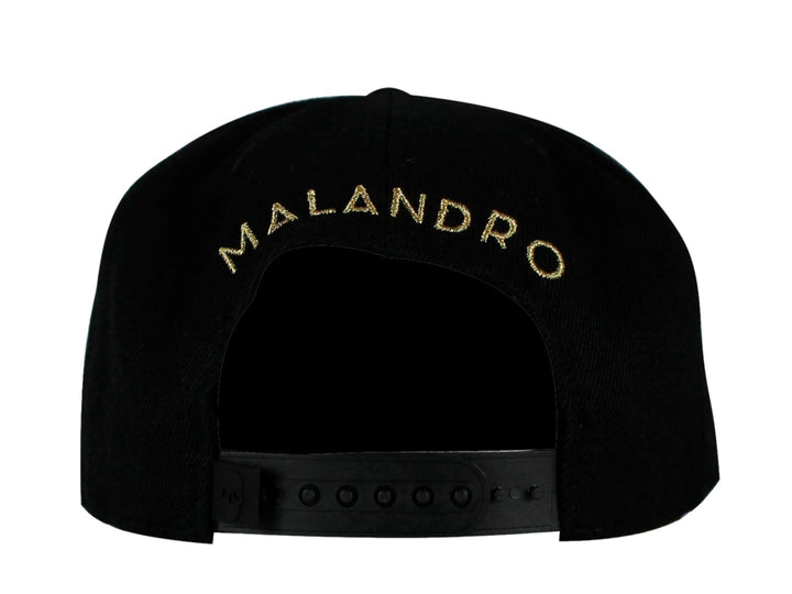 Gorra snapback color negro con bordado frontal de una calavera geométrica en color dorado y visera plana.