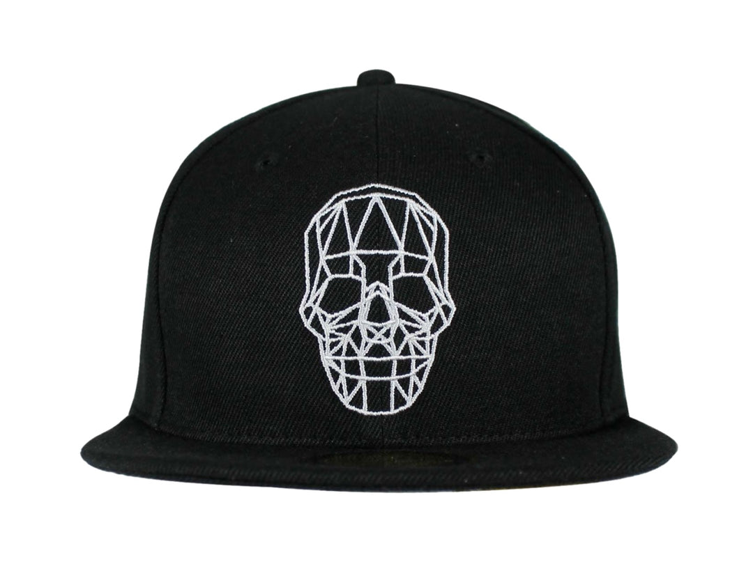 Gorra snapback color negro con un bordado frontal blanco de una calavera en estilo geométrico.