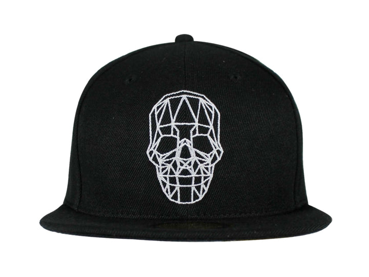 Gorra snapback color negro con un bordado frontal blanco de una calavera en estilo geométrico.