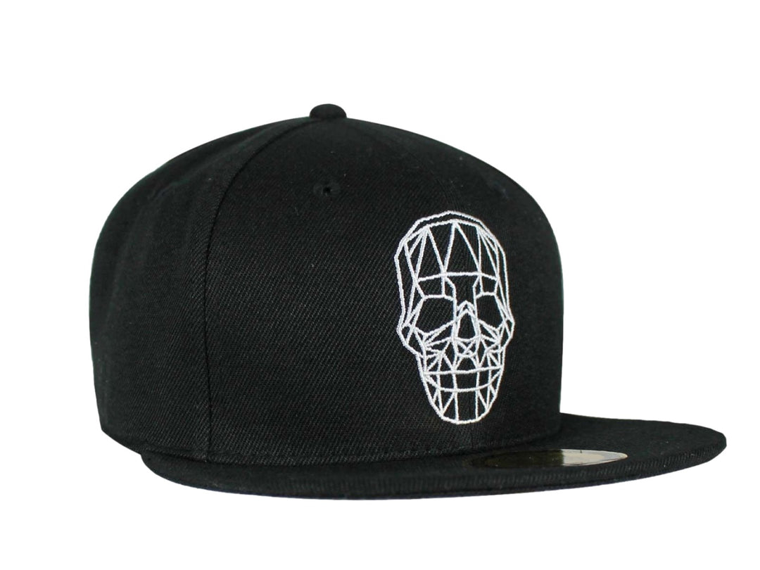 Gorra snapback color negro con un bordado frontal blanco de una calavera en estilo geométrico.