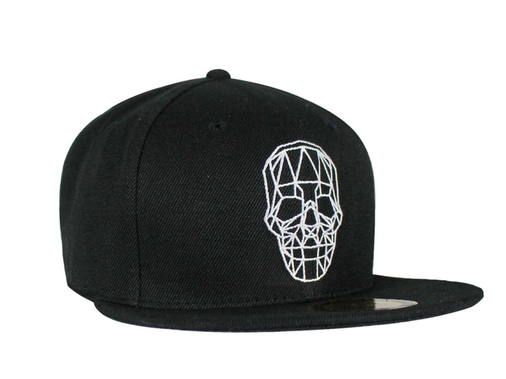 Gorra snapback color negro con un bordado frontal blanco de una calavera en estilo geométrico.
