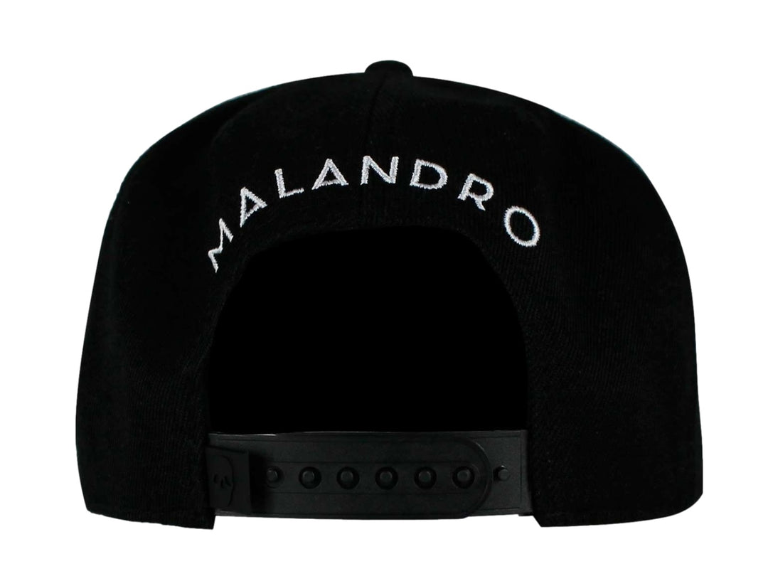 Gorra snapback color negro con un bordado frontal blanco de una calavera en estilo geométrico.