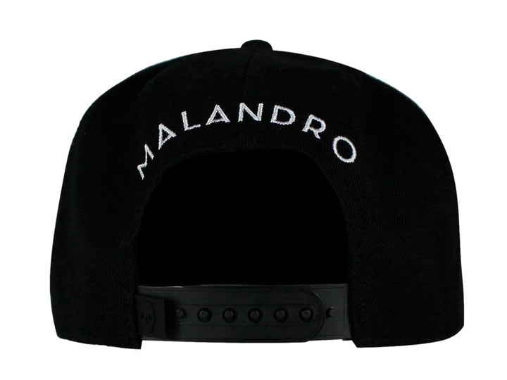 Gorra snapback color negro con un bordado frontal blanco de una calavera en estilo geométrico.