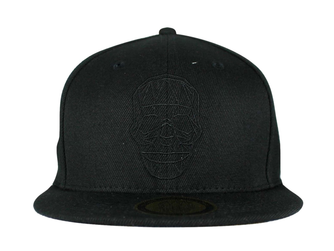Gorra snapback color negro con bordado frontal de una calavera geométrica en el mismo tono.