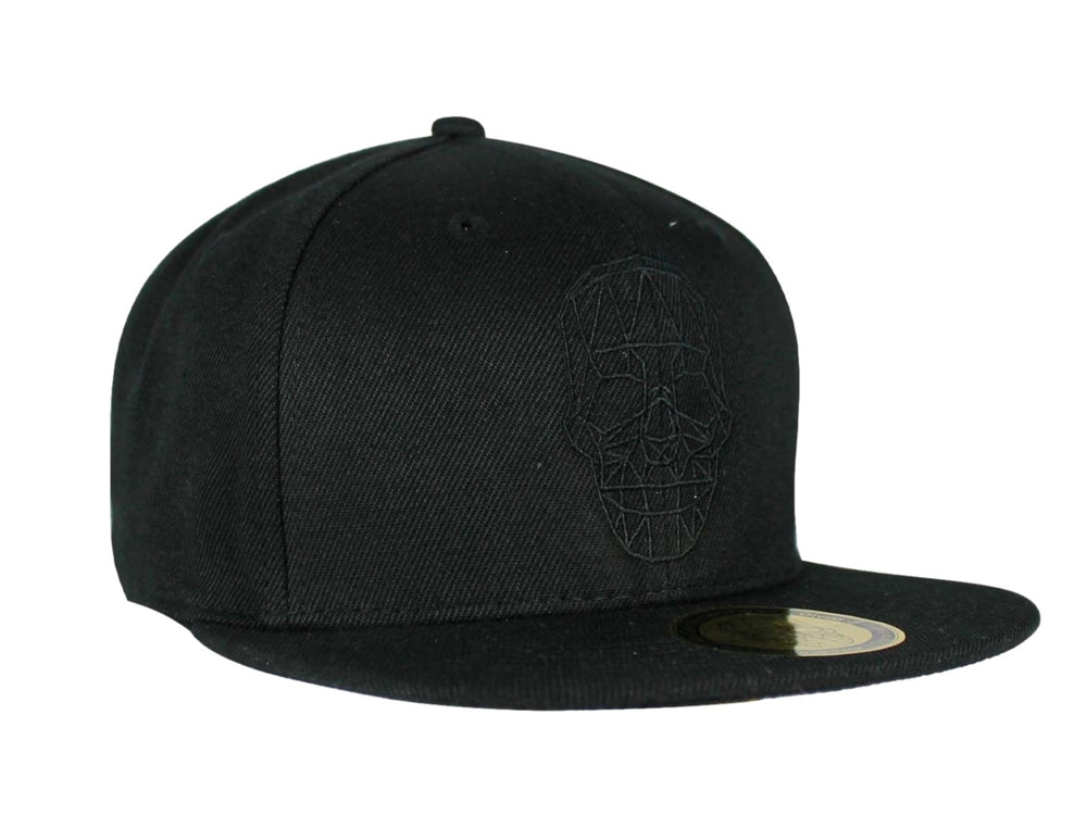 Gorra snapback color negro con bordado frontal de una calavera geométrica en el mismo tono.