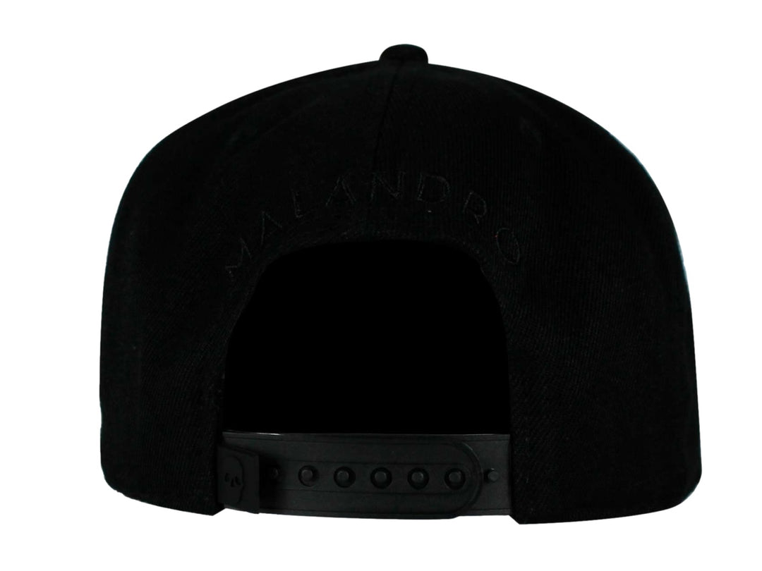 Gorra snapback color negro con bordado frontal de una calavera geométrica en el mismo tono.
