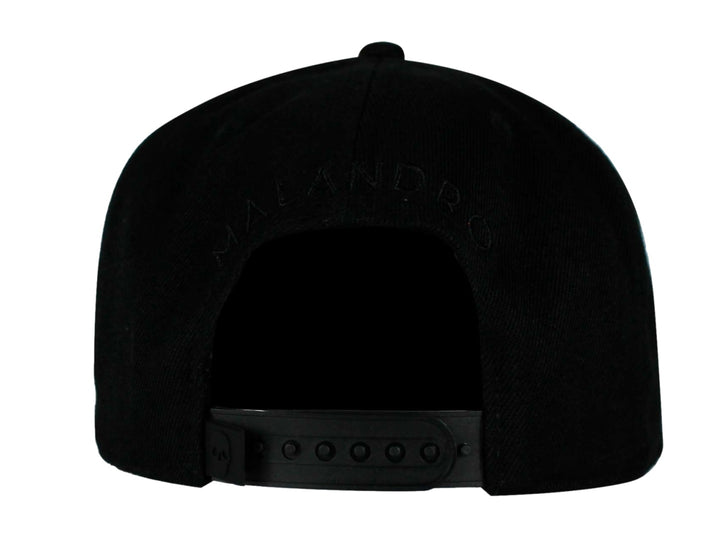 Gorra snapback color negro con bordado frontal de una calavera geométrica en el mismo tono.