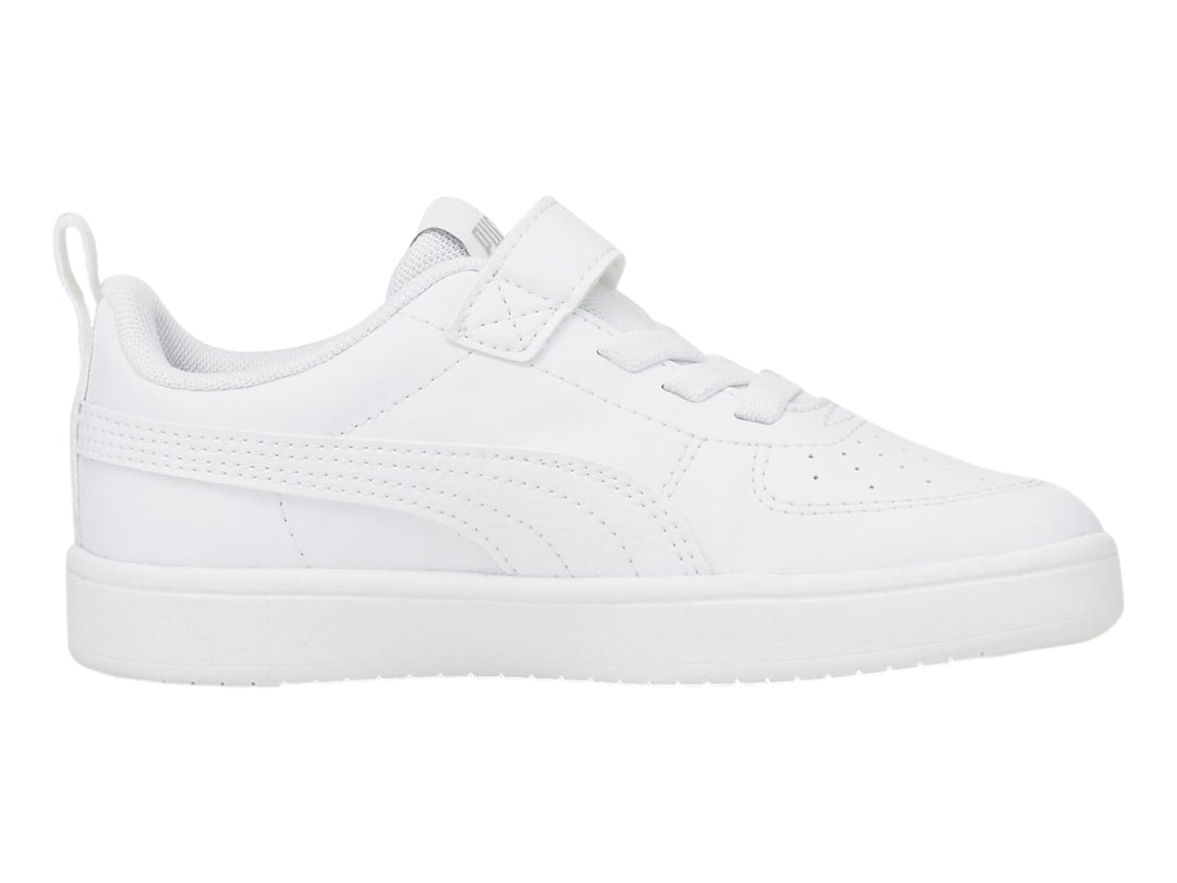Tenis PUMA blancos para niño con correa de velcro y agujetas.