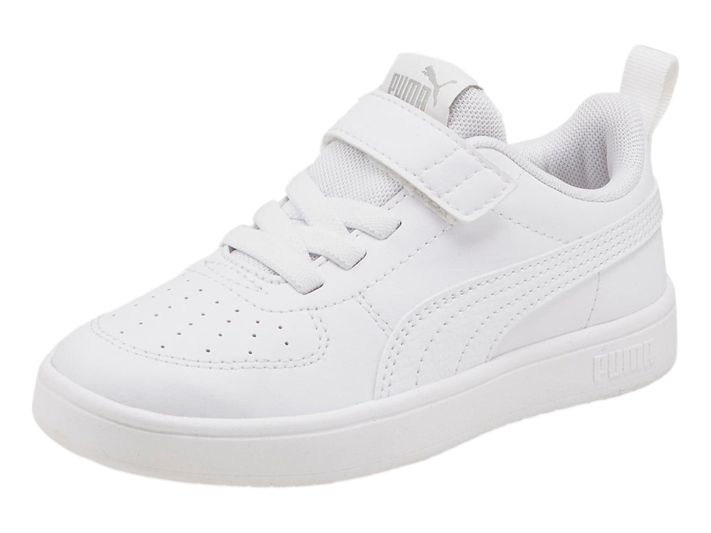 Tenis PUMA blancos para niño con correa de velcro y agujetas.